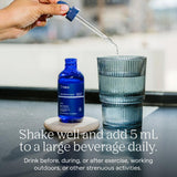 Trace Minerals gotas añadidas a un vaso para mejor hidratación