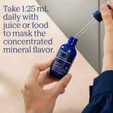 Trace Minerals frasco sostenido en mano para comparar tamaño y facilidad de uso