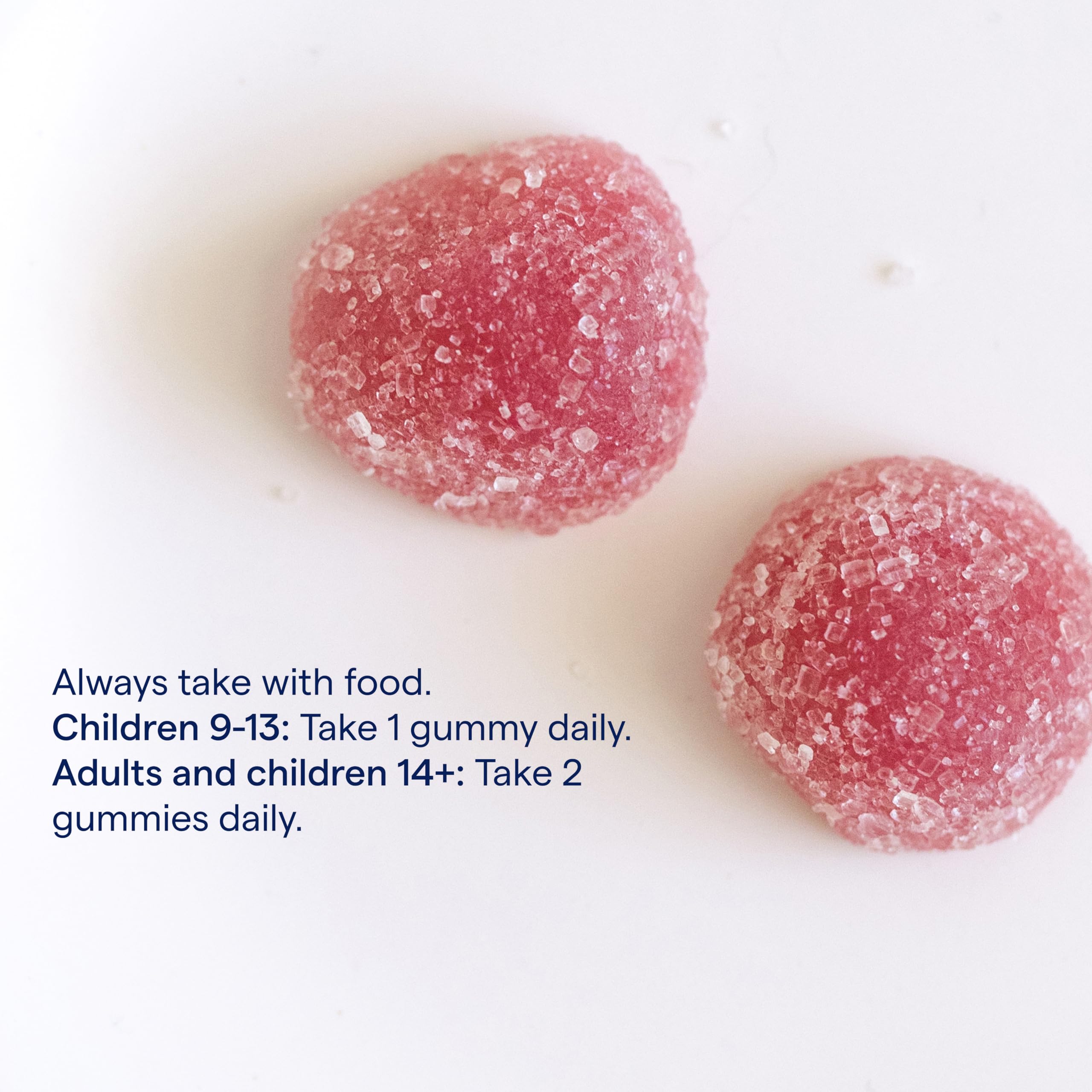 Trace Minerals gomitas en mano para comparar tamaño y porción visual