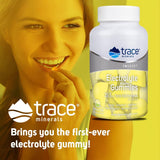 Gomitas Trace Minerals en mano para comparar tamaño y facilidad de masticar, ideal para llevar