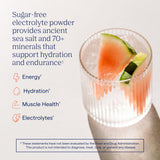 Trace Minerals mezcla en vaso con agua y hielo que ilustra hidratación instantánea
