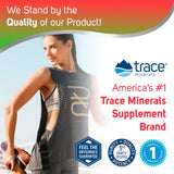 Persona preparando bebida con Trace Minerals NAC en cocina, integración diaria sencilla