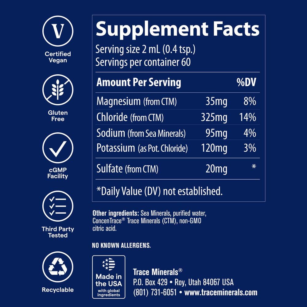 Trace Minerals gotas vertidas en vaso de agua para hidratación instantánea