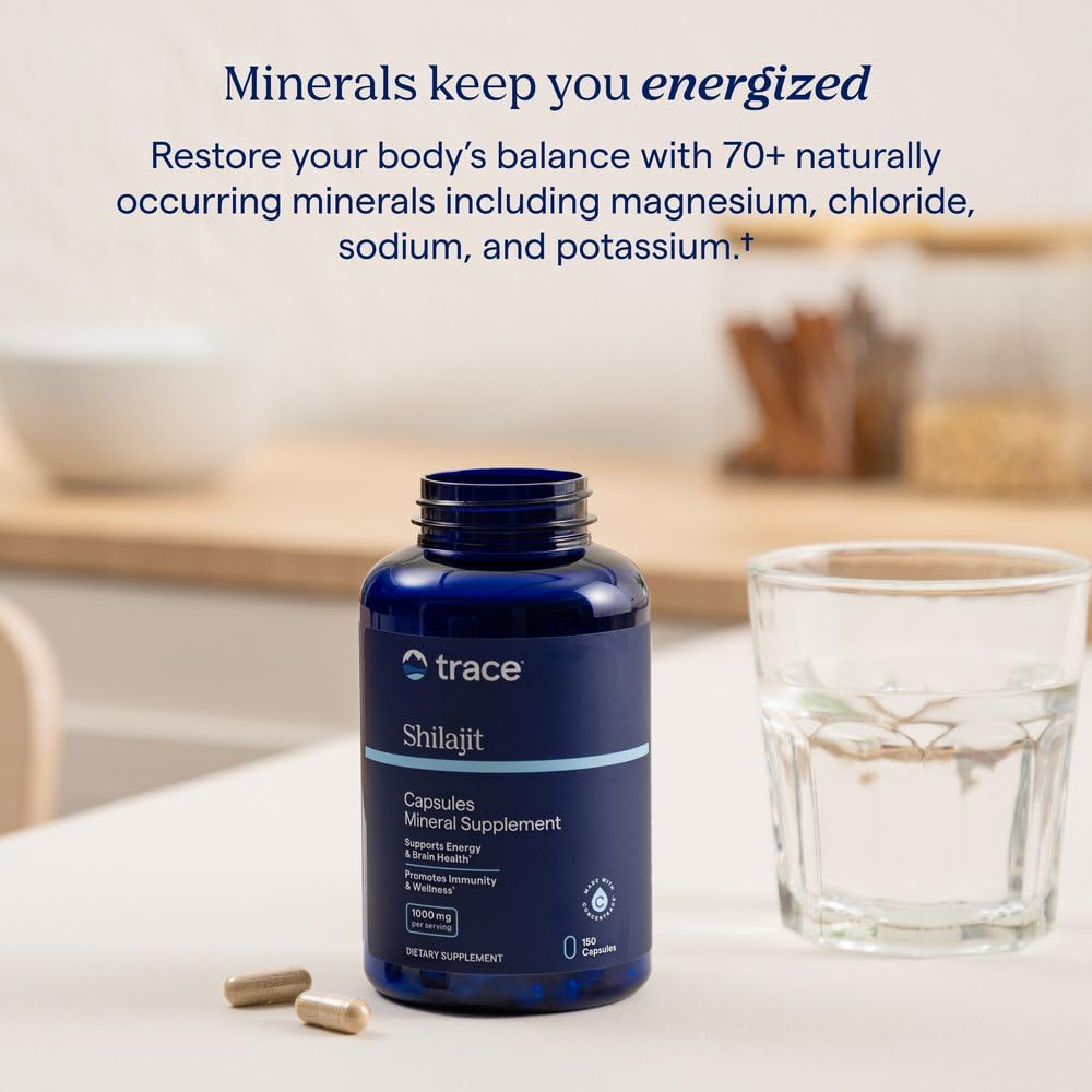 Trace Minerals cápsulas en mano para comparar escala y facilitar el consumo