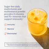 Trace Minerals polvo naranja-mango en primer plano, textura fina y disolución rápida