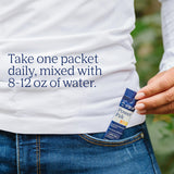 Trace Minerals mezcla disolviéndose en botella de agua, hidratación instantánea en ruta