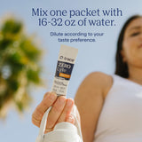 Trace Minerals persona añadiendo sobre al agua demostrando uso fácil