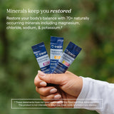 Trace Minerals toma nocturna en mesita junto a libro, rutina relajante