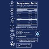 Trace Minerals mezclando en botella de agua para hidratación efectiva