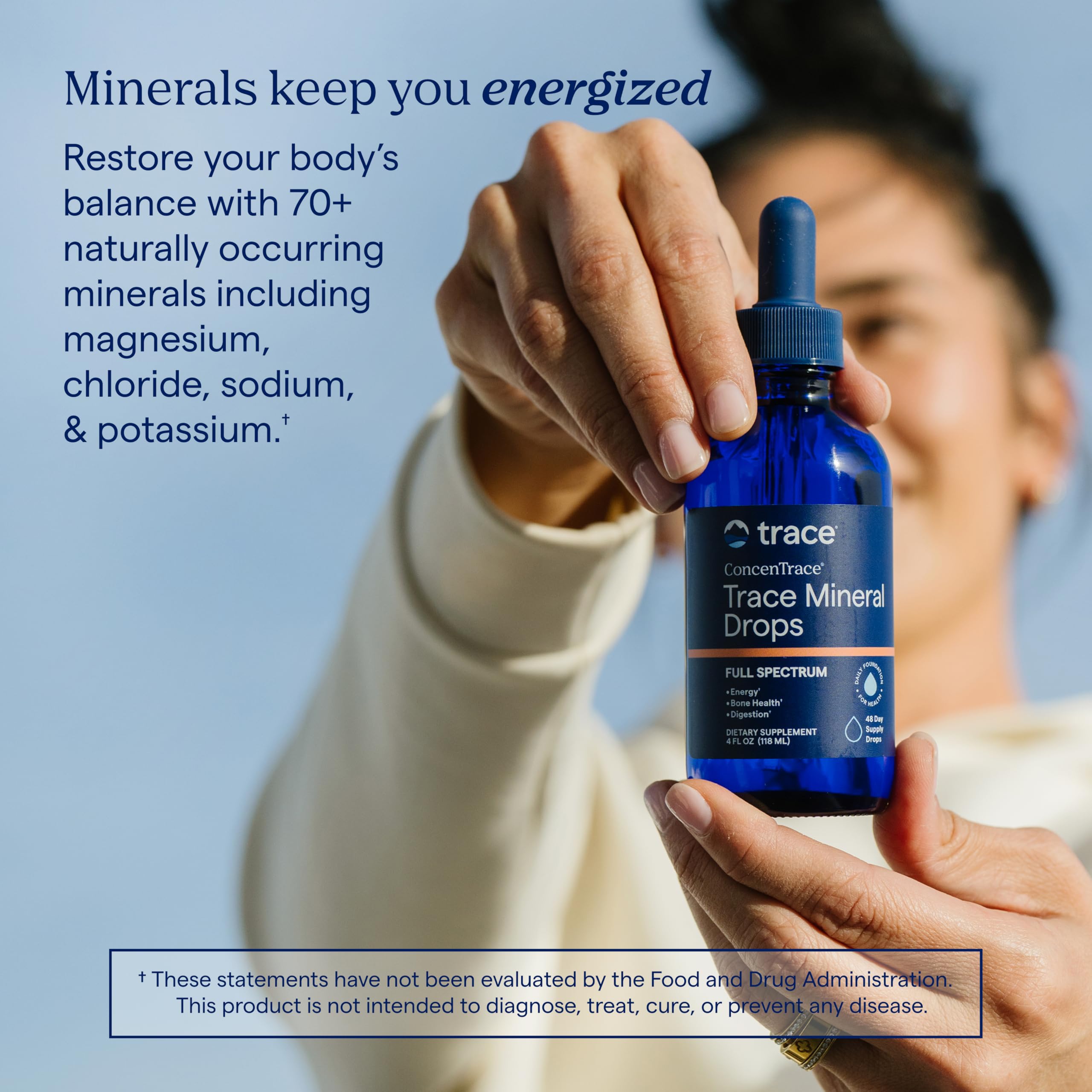 Trace Minerals gotas en un vaso de agua para hidratación rápida y equilibrada
