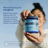 Trace Minerals polvo junto a accesorios de gimnasio demostrando apoyo al entrenamiento