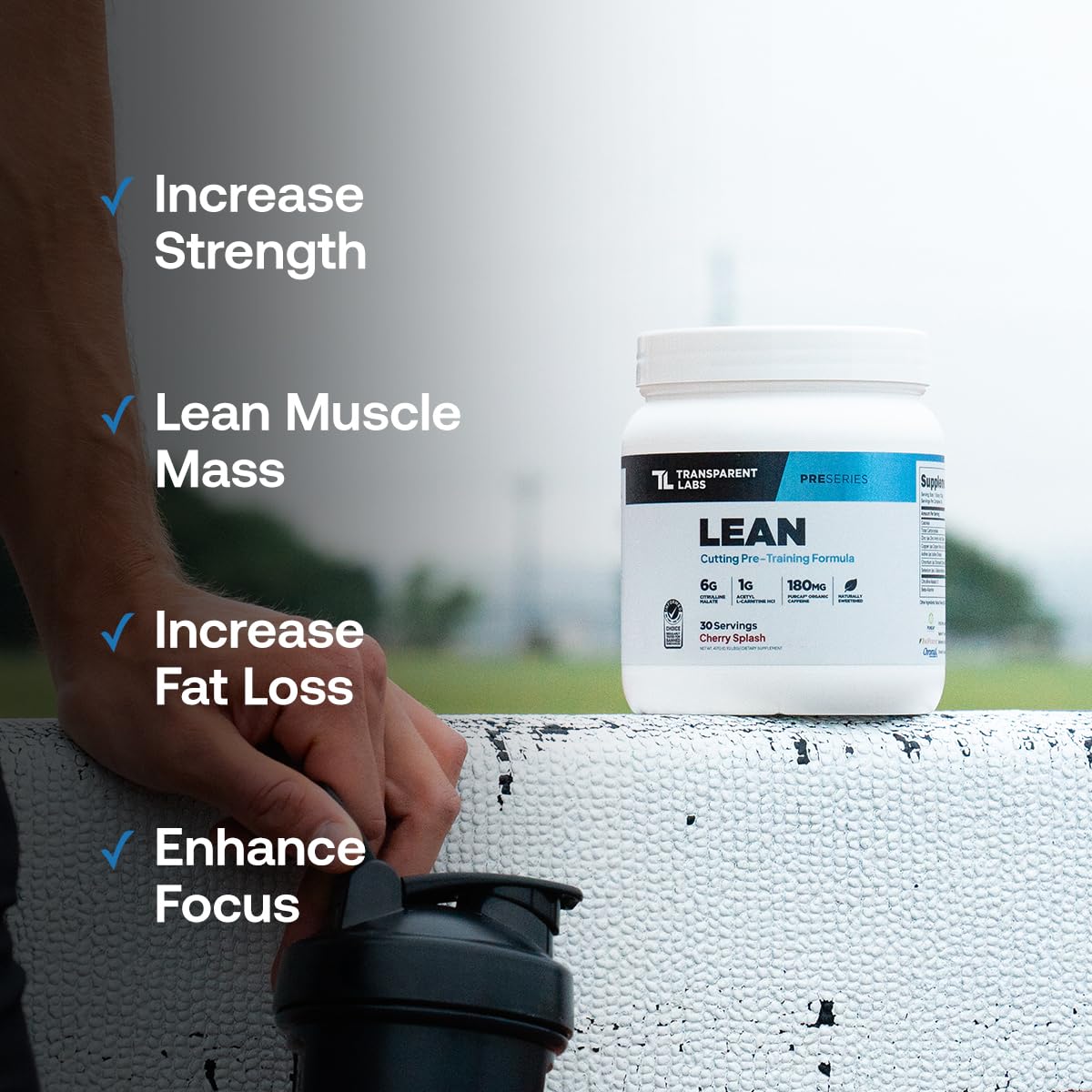 Atleta en gimnasio tomando Transparent Labs Lean Pre-Workout para mejorar fuerza y enfoque