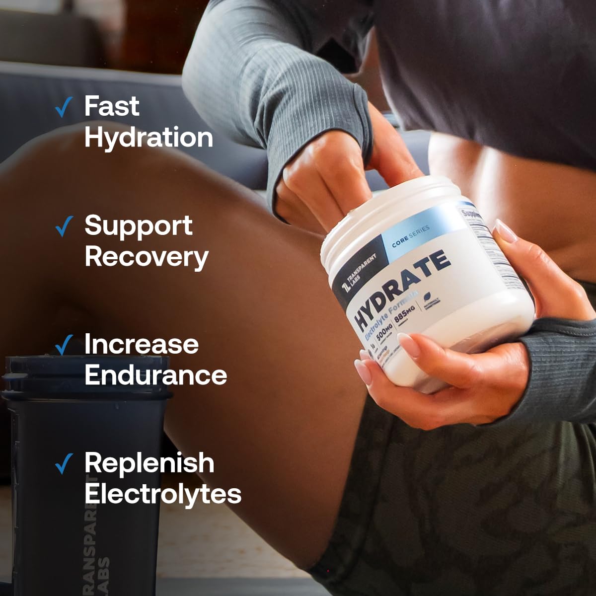 Envase Transparent Labs Hydrate junto a utensilios de entrenamiento, apoyo al rendimiento