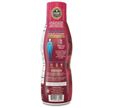 Tropical Oasis vertiendo el multivitamínico en una cuchara para dosificación precisa