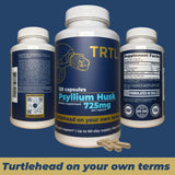 TRTL Supplements persona tomando cápsula con vaso de agua para uso práctico