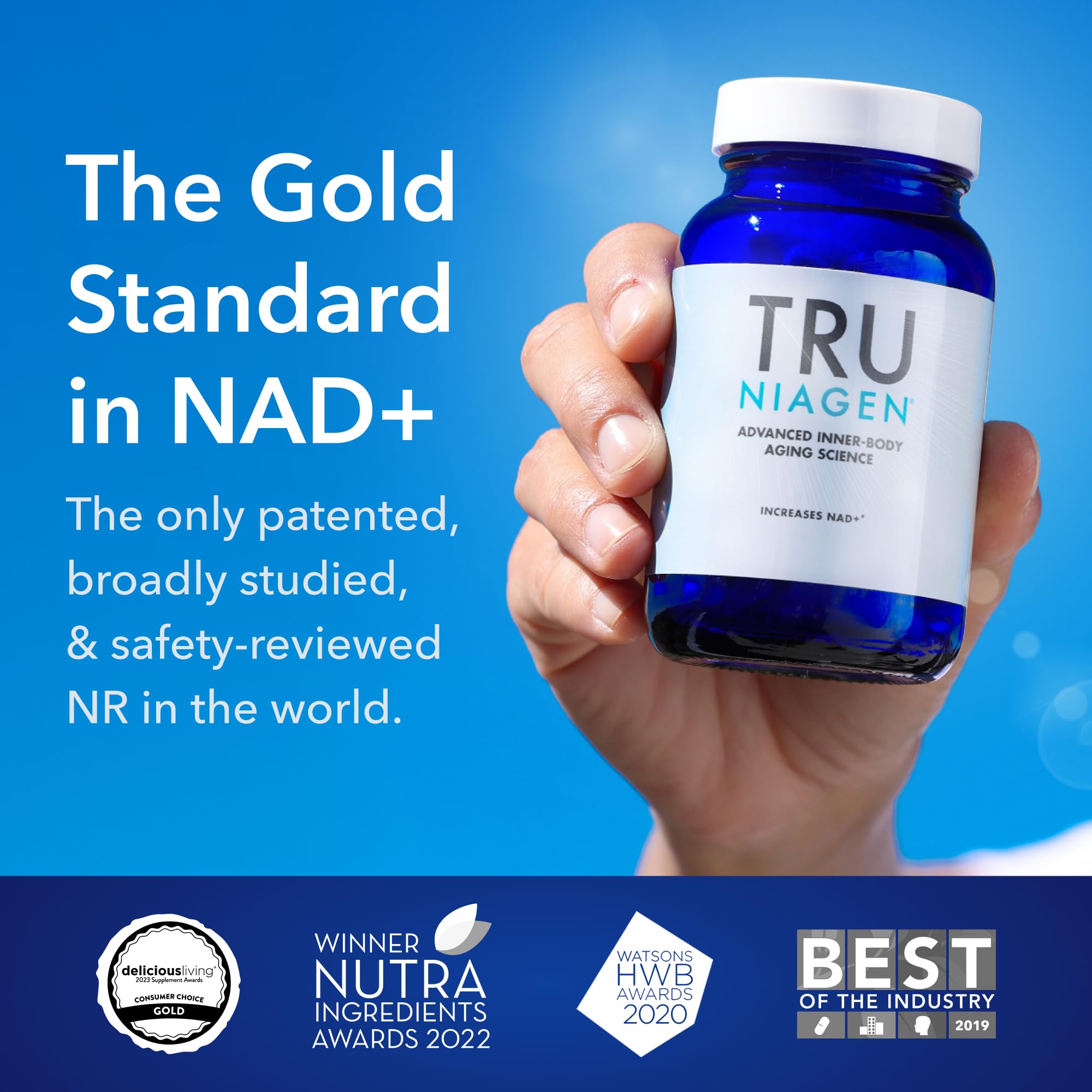TRU NIAGEN cápsula en mano para comparar tamaño y dosificación diaria