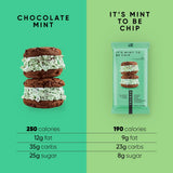 Trozos de chocolate vegano y hojas de menta junto a una barrita TRUBAR, sabor fresco