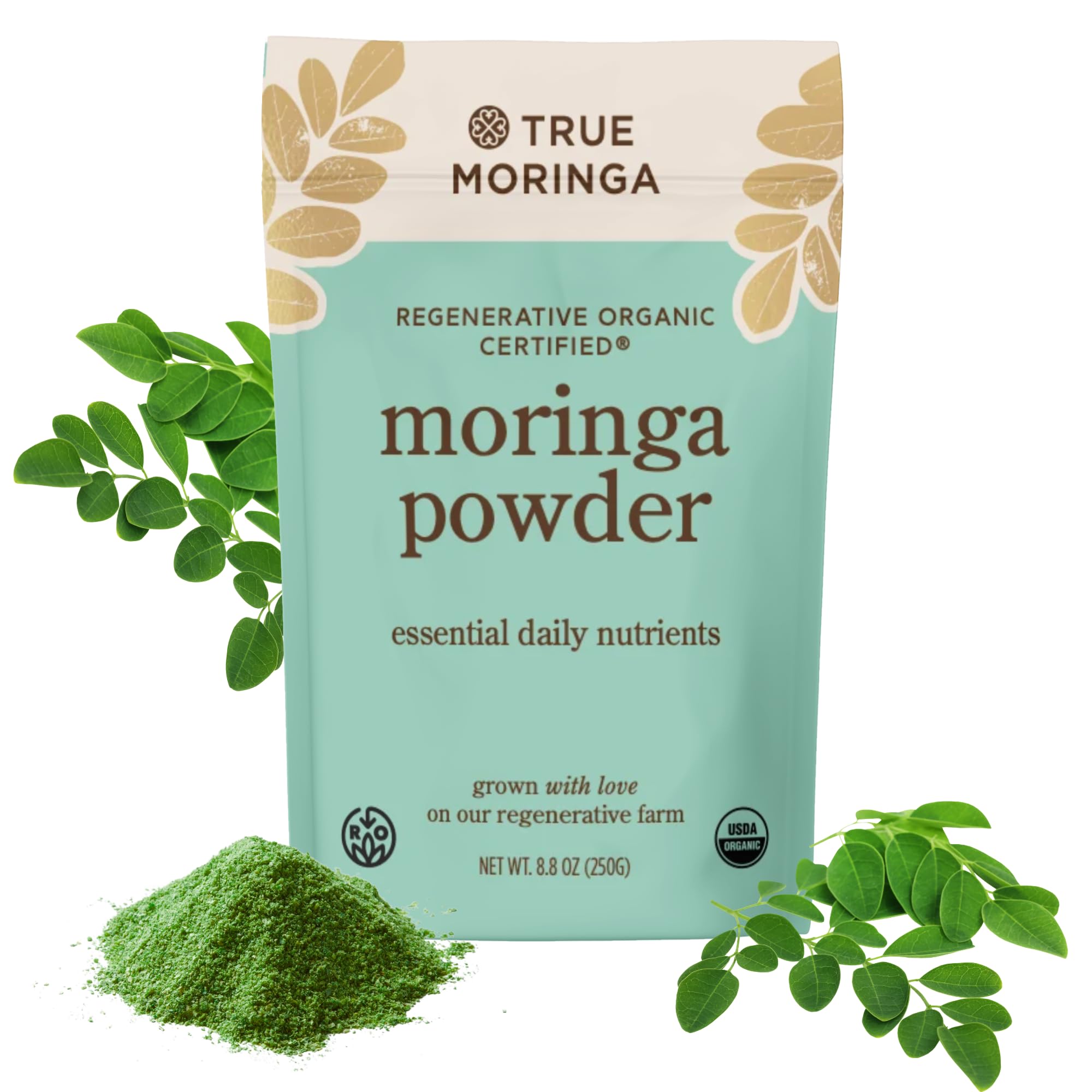 True Moringa paquete de 250 g junto a objetos para comparar tamaño y practicidad