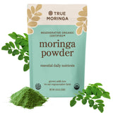 True Moringa paquete de 250 g junto a objetos para comparar tamaño y practicidad