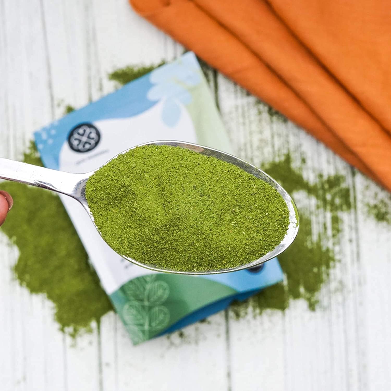 True Moringa polvo mezclado en batido saludable para aporte de proteína vegetal