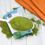 True Moringa polvo mezclado en batido saludable para aporte de proteína vegetal