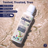 Comparación de tamaño del envase True Theory Liquid Slim junto a un vaso para escala
