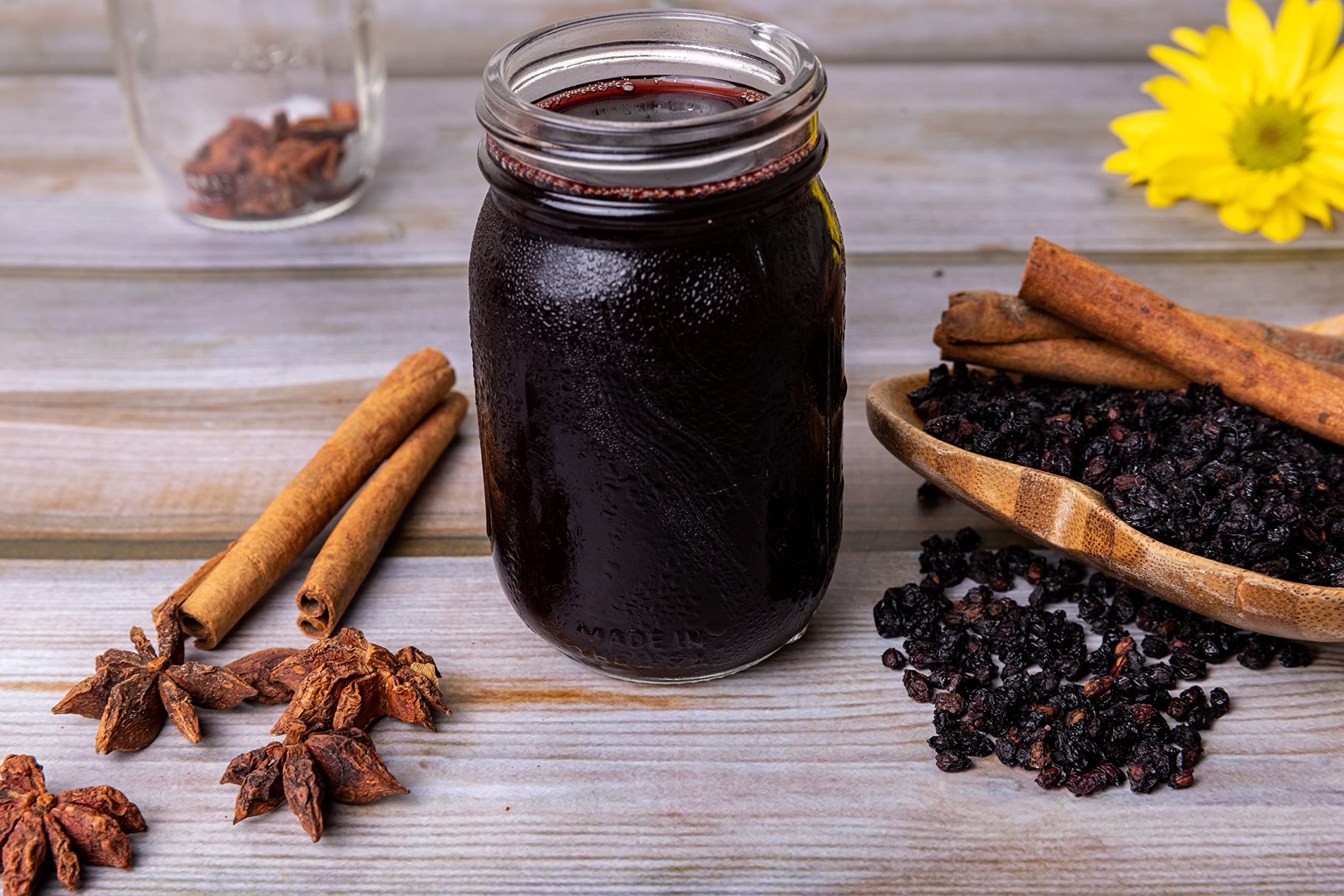U.S. Wellness Naturals comparación de tamaño de las bayas junto a una mano