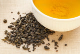 U.S. Wellness Naturals tetera vertiendo infusión para mayor concentración