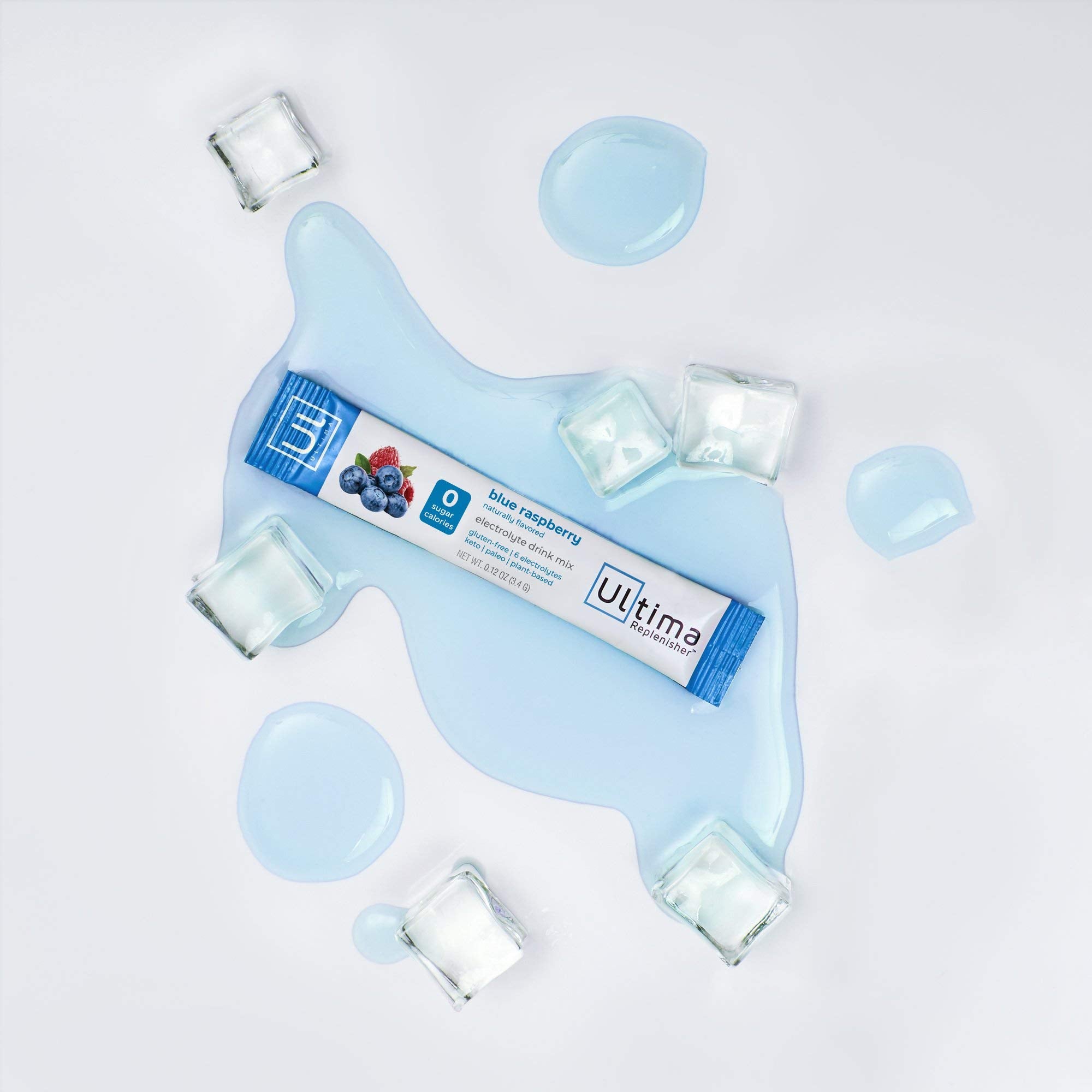 mano sosteniendo stickpack Ultima Replenisher para comparar tamaño y facilidad