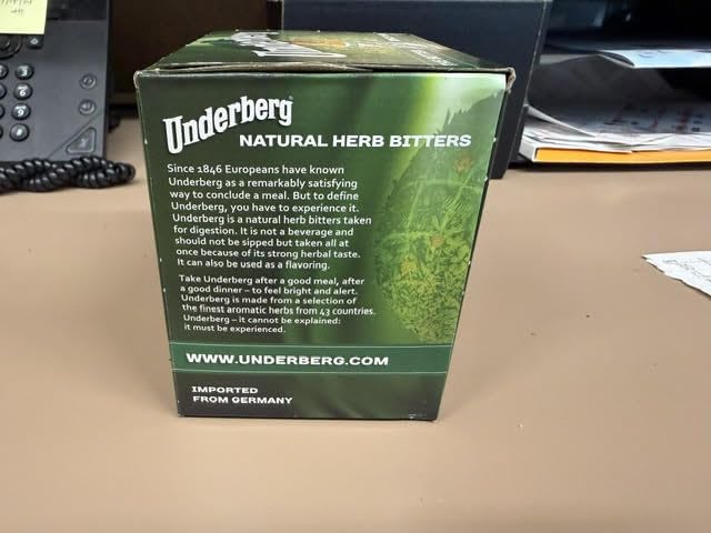 Underberg paquete abierto sobre mesa, ideal para servir tras la comida