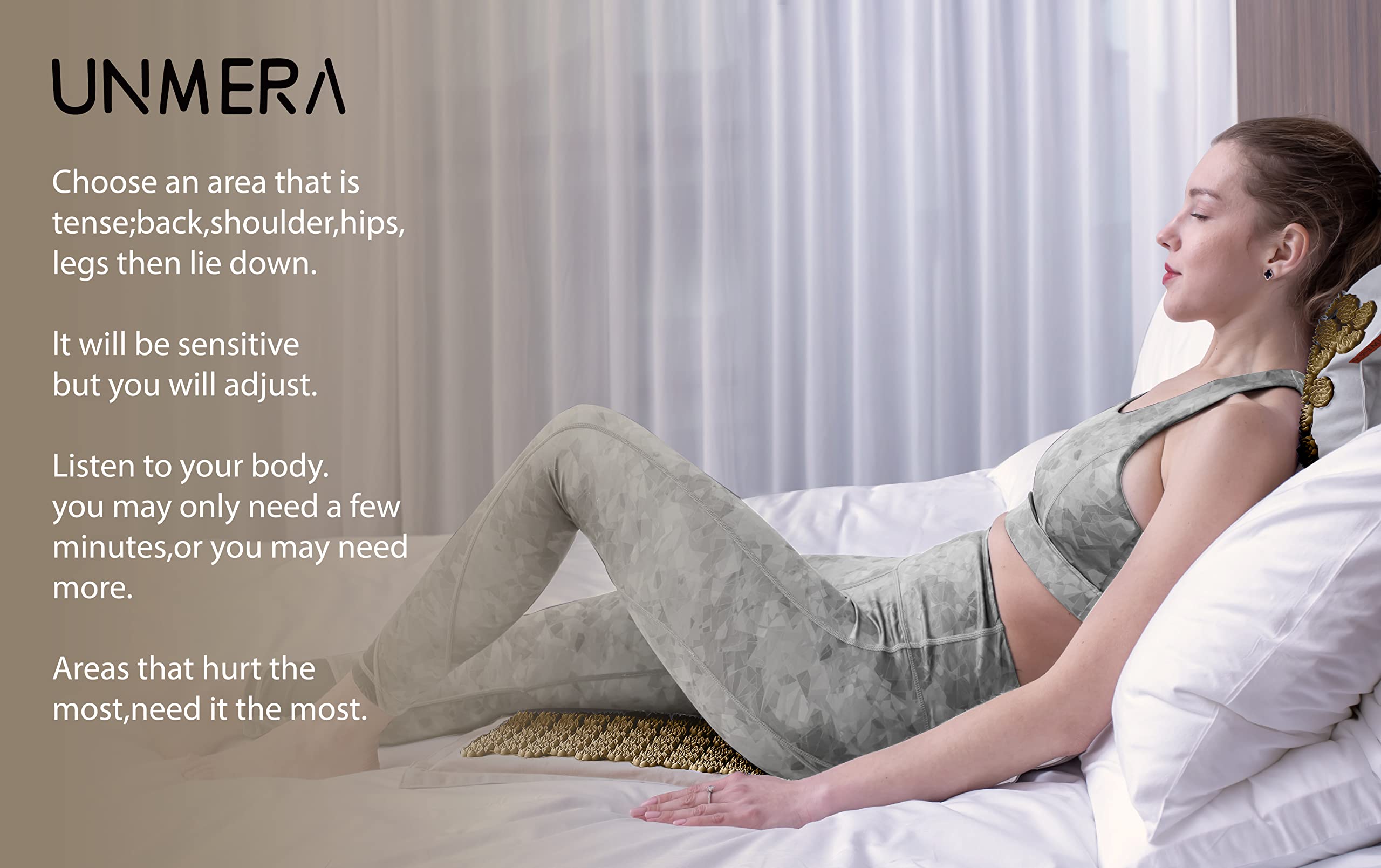 UNMERA esterilla colocada como soporte lumbar en una silla de oficina ergonómica
