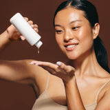 Unpretentious polvo en uso mientras se mezcla en crema, facilita formulaciones homogéneas