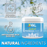VAL mano aplicando crema para masaje y absorción efectiva