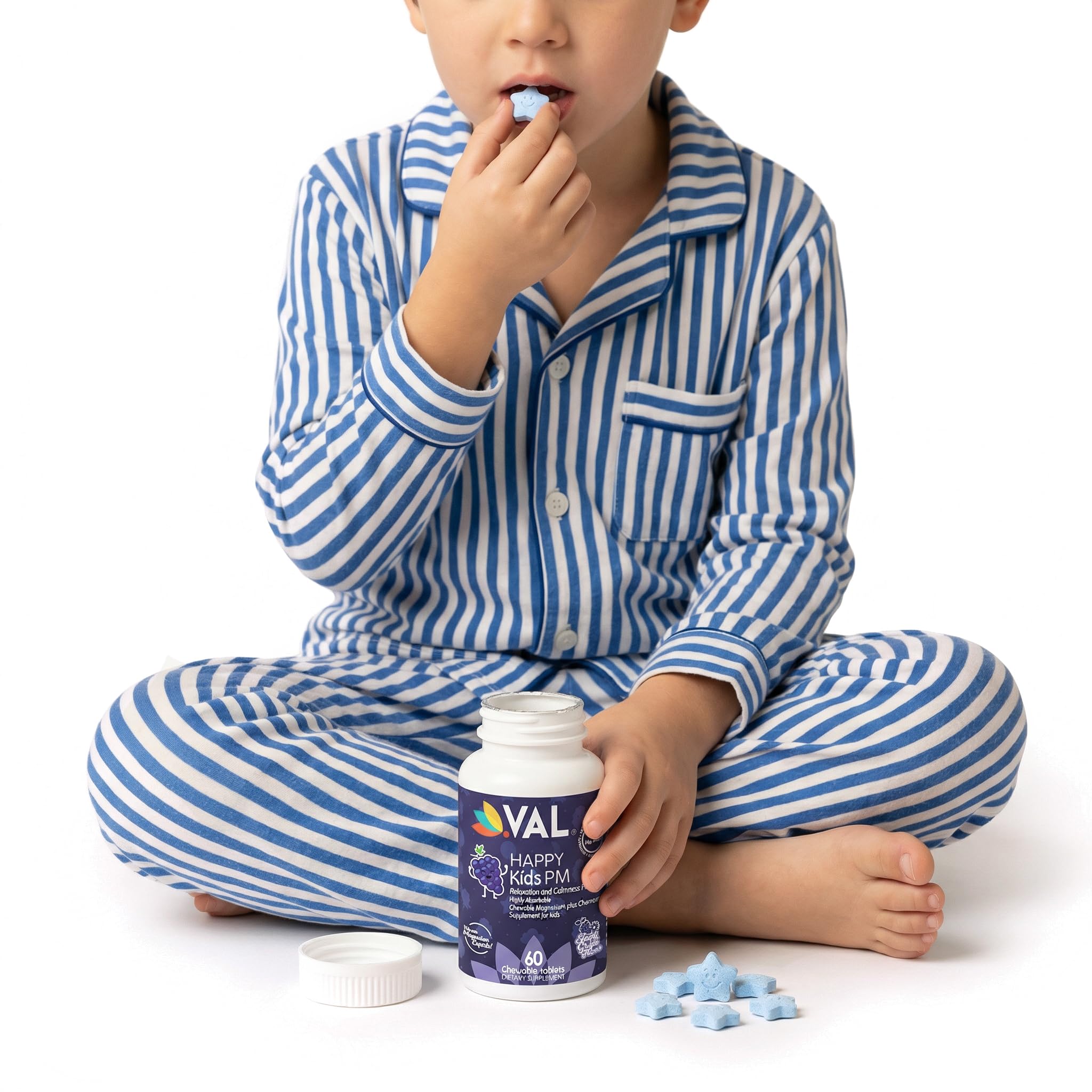 VAL tabletas masticables en mano mostrando tamaño fácil para niños