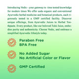 Vedic Juices junto a una mano para comparar el tamaño 1000 ml