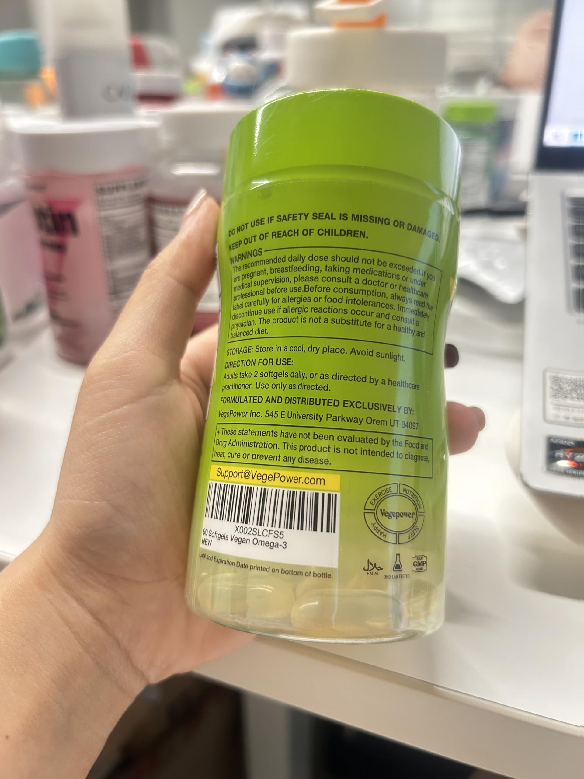 VEGEPOWER persona activa sosteniendo el envase mostrando estilo de vida