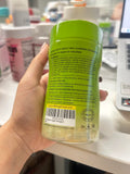 VEGEPOWER persona activa sosteniendo el envase mostrando estilo de vida