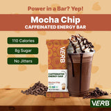Textura de la barra Verb Mocha Chip mostrando chips de chocolate y grano crujiente