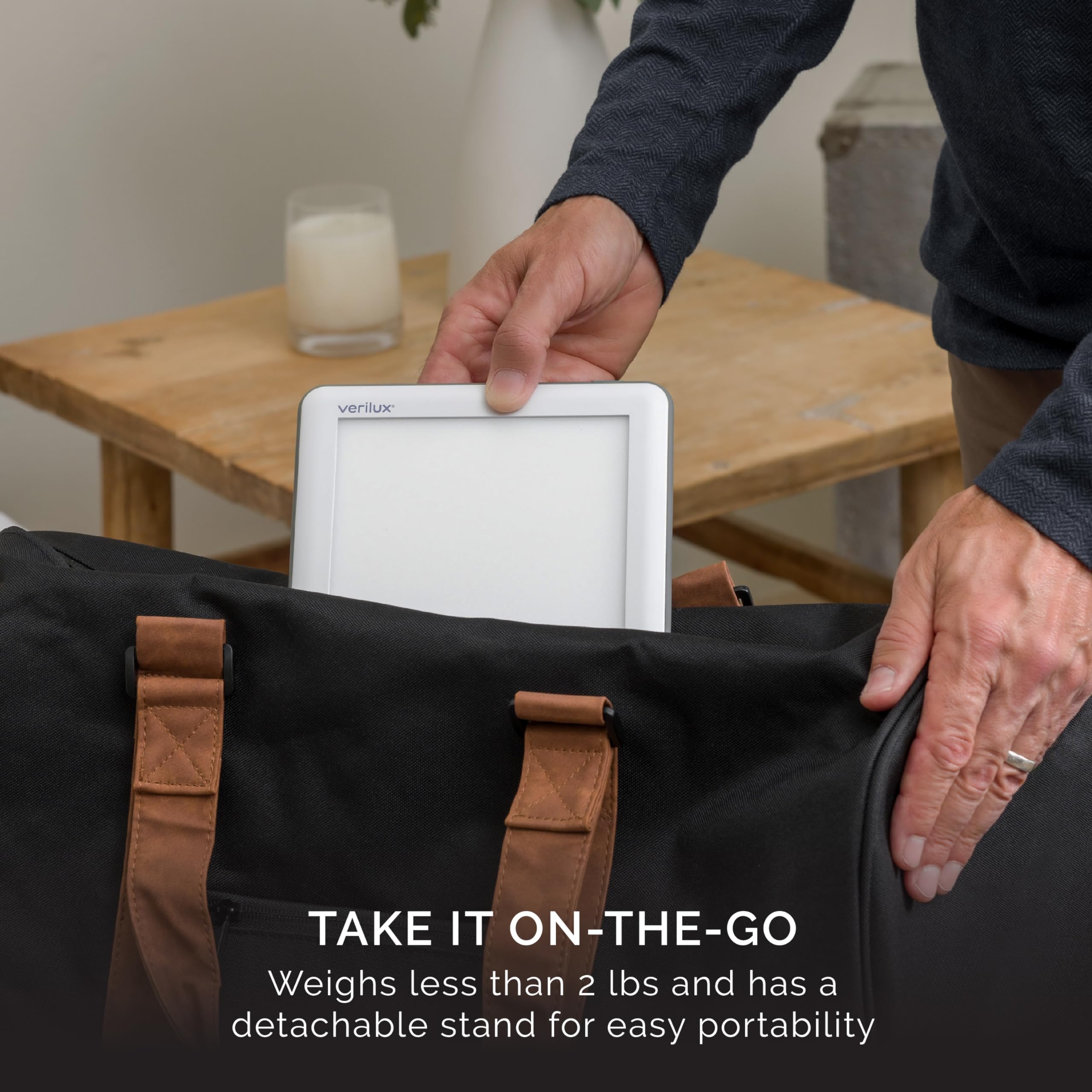Verilux HappyLight Lucent guardada en mochila, fácil transporte para viajes