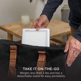 Verilux HappyLight Lucent guardada en mochila, fácil transporte para viajes