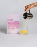Vaso con Verso Evening Being disuelto, imagen de consumo y efecto calmante