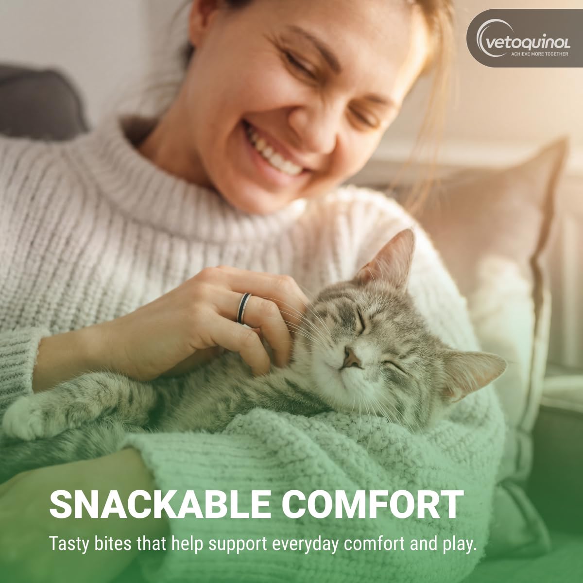 Vetoquinol gatito en ambiente doméstico disfrutando del bocado