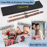 Vicmag pulsera en ambiente elegante combinada con ropa masculina