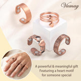 Vicmag anillos en un escenario lifestyle elegante, combinan con ropa formal