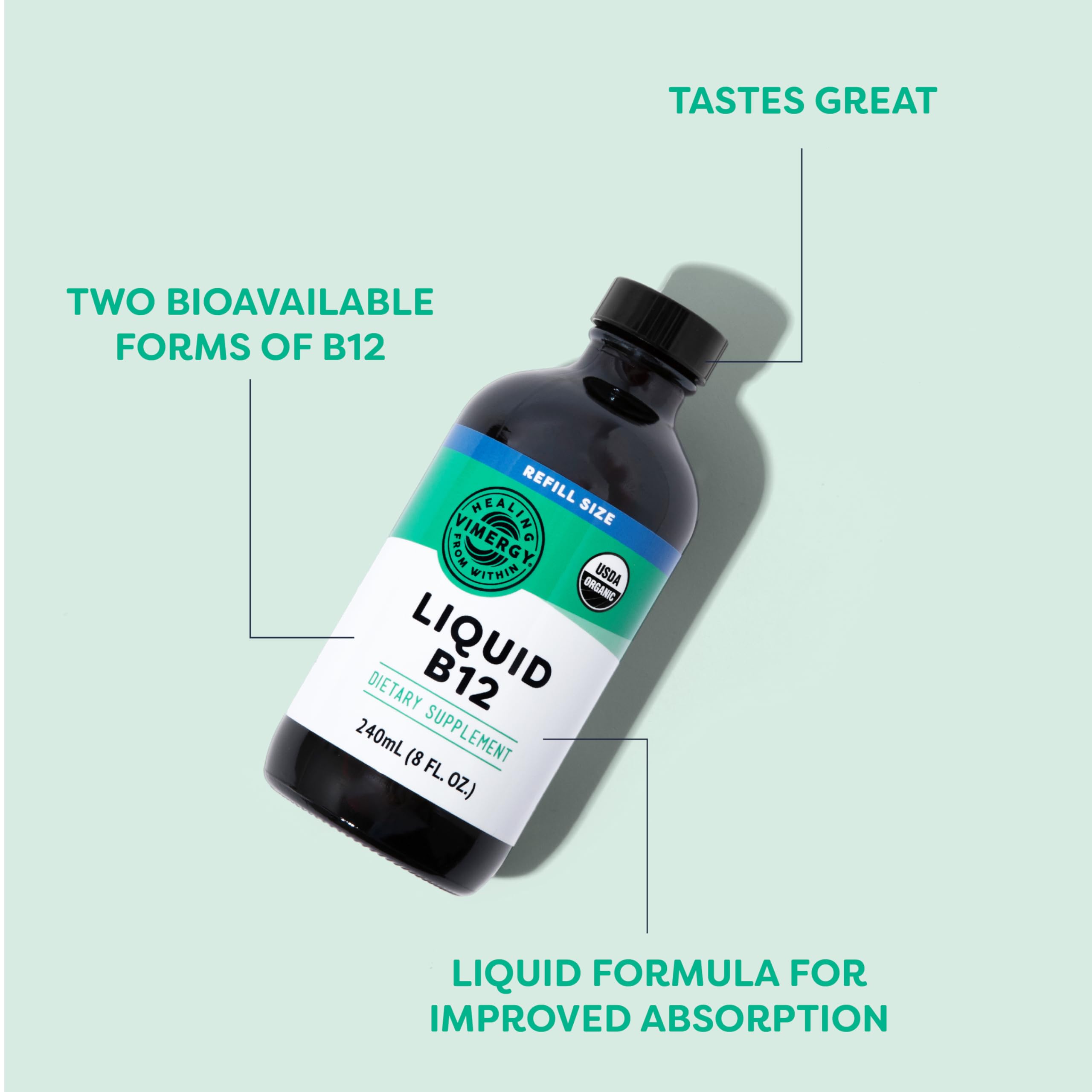 Vimergy vertiendo B12 en jugo para mezcla rápida y consumo práctico
