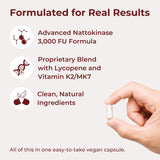 Vision Nutraceuticals cápsula junto a moneda para comparar tamaño
