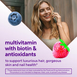 Vitafusion gomitas espaladas en superficie resaltando color natural y apetito