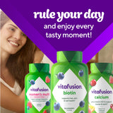 Vitafusion gomitas junto a taza matutina, beneficio integración en rutina