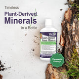 Vital Earth Minerals botella abierta vertiendo en agua para preparar bebida