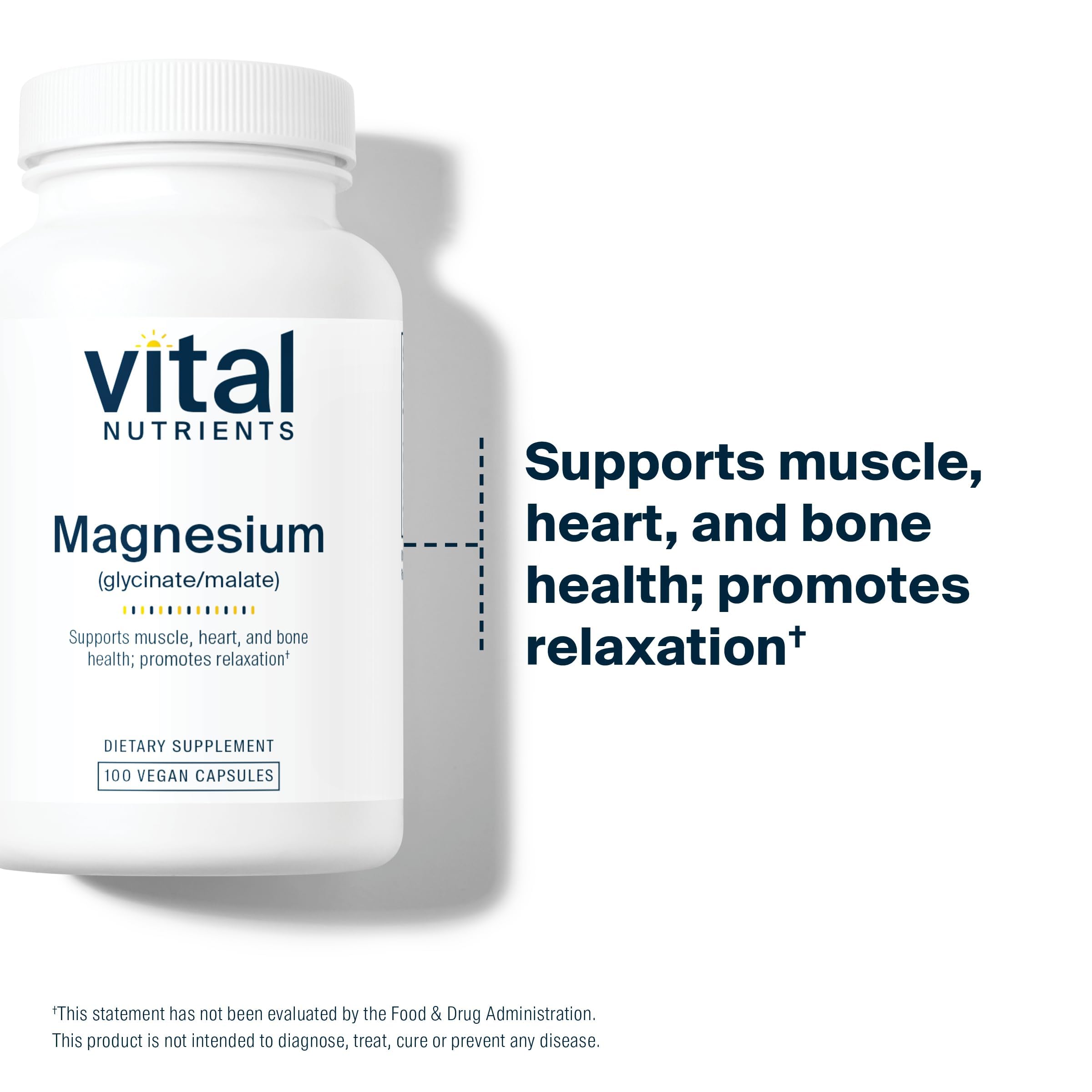 Vital Nutrients cápsula en mano para comparar tamaño y dosificación